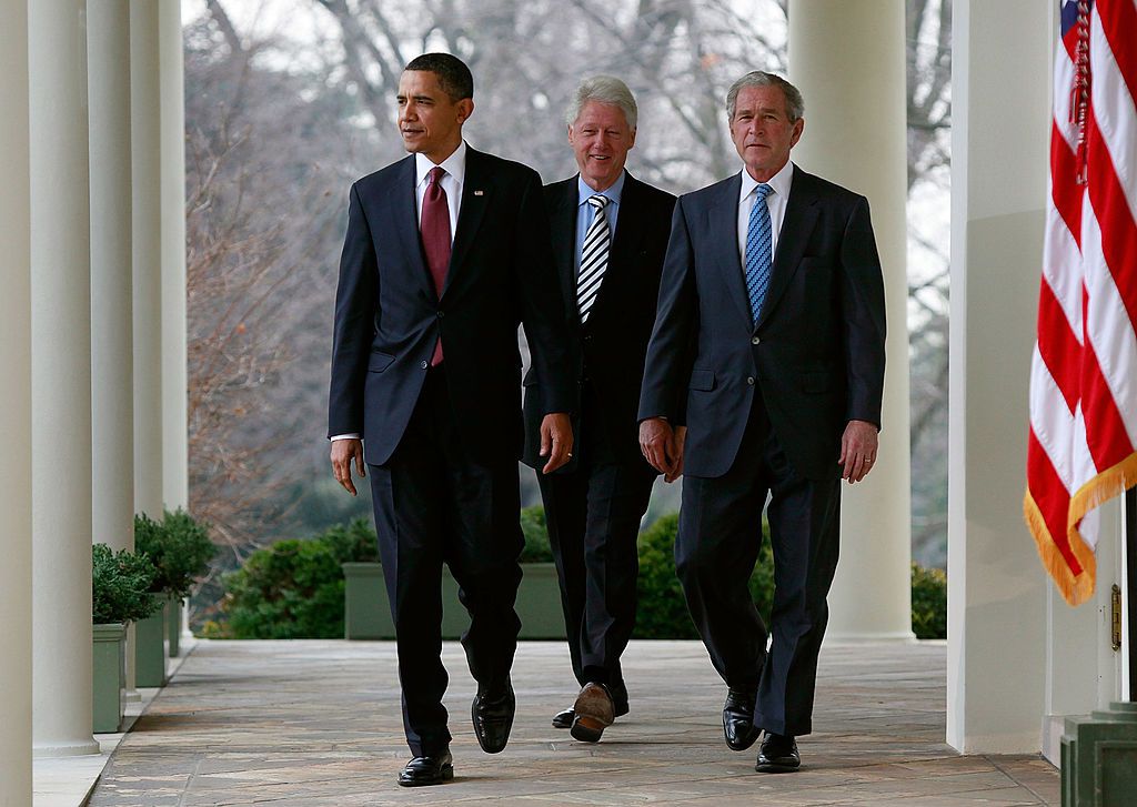 美国总统巴拉克·奥巴马(左)、前总统比尔·克林顿(中)和前总统乔治·w·布什(右)走向玫瑰园＂class=