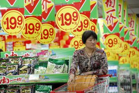 一名顾客在中国安徽省淮北市的一家超市购买商品。＂>
          </noscript>
         </div>
        </div>
       </div>
       <div class=