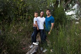 同性恋，多种族夫妇的肖像在一个领域与他们的儿子