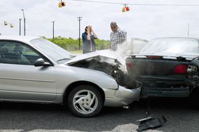 发生车祸后，两个心烦意乱的人在十字路口。