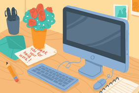 图片显示，桌子上有一台电脑，一个笔记本，一个装有钢笔的杯子，还有一束花，上面写着“谢谢你的辛勤工作!”
