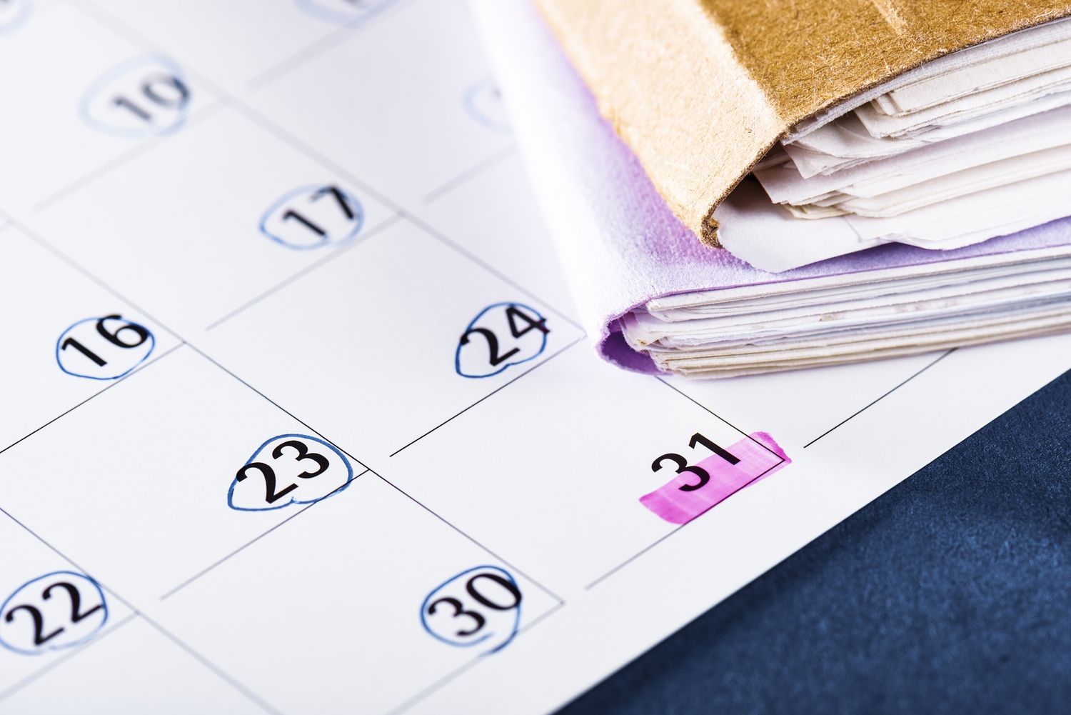 一个日历，上面有文件夹，在每个月最后一天的最后期限前圈出日期