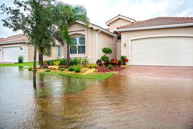 飓风造成的洪水，洪水蔓延到覆盖人行道和部分车道的房屋上＂>
          </noscript>
         </div>
        </div>
       </div>
       <div class=