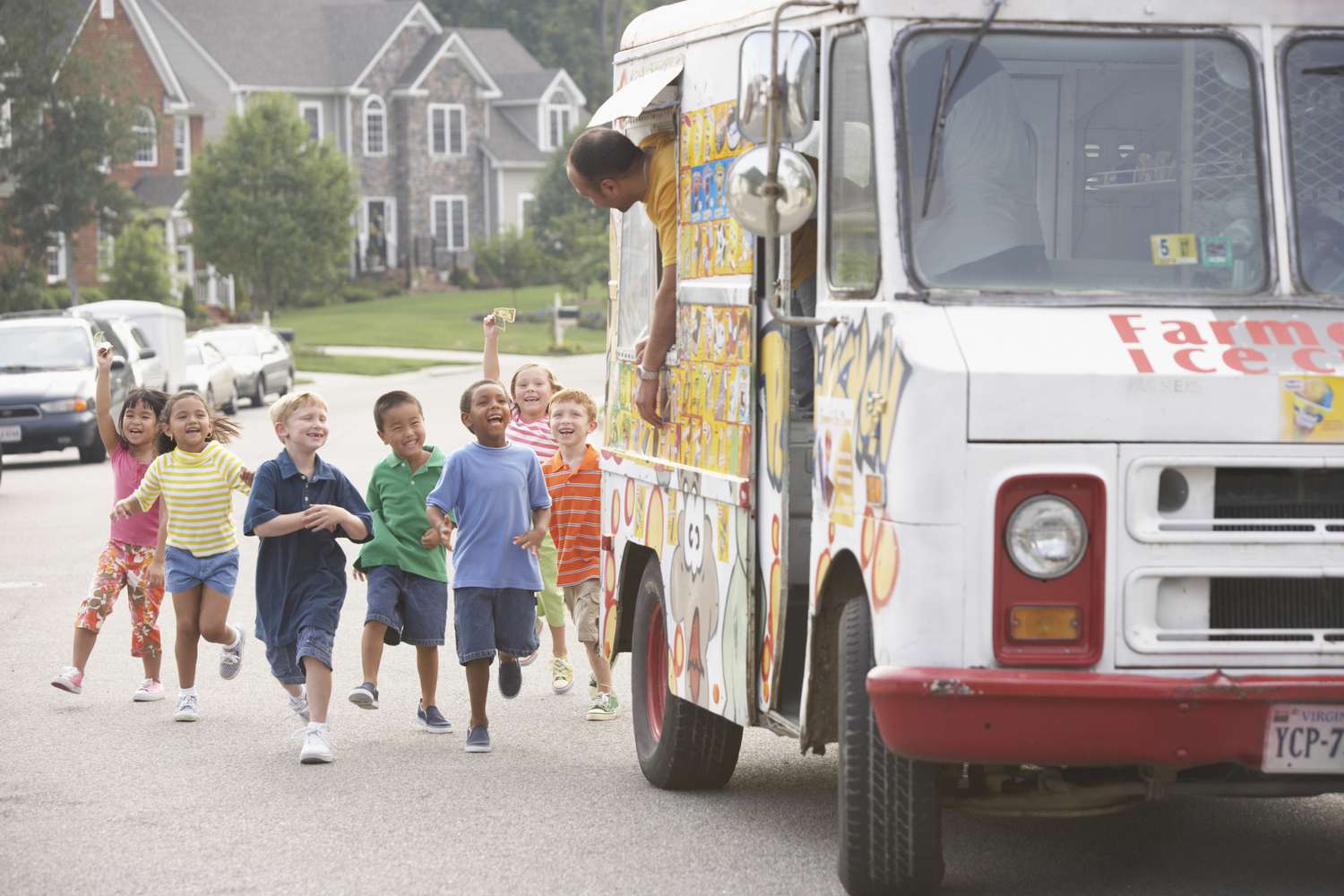 孩子们跑向一辆冰淇淋车