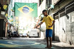 巴西小孩在街上踢足球