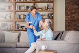 老妇人经历长期护理保险的好处与女性家庭健康护理助手”width=