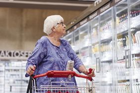 老年妇女在超市购物。