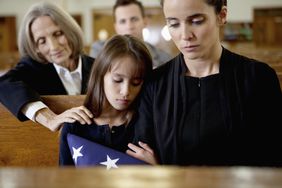 母亲和女儿在葬礼上