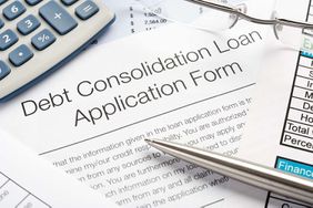 债务合并贷款申请表格和笔,计算器