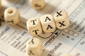 在所得税表上的字母立方体拼成tax。