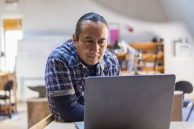印第安人在艺术工作室使用笔记本电脑