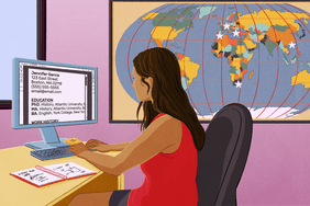 图片显示，一名女子坐在办公桌前，面前是一幅世界地图，地图上的各国都有星星，这意味着她要么想要访问，要么已经访问过。她正在电脑上写简历。