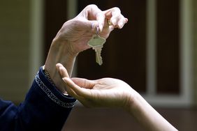 房地产经纪人将钥匙交给新房主的细节