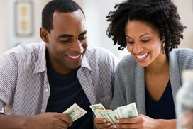 微笑的男人和女人数钱”width=