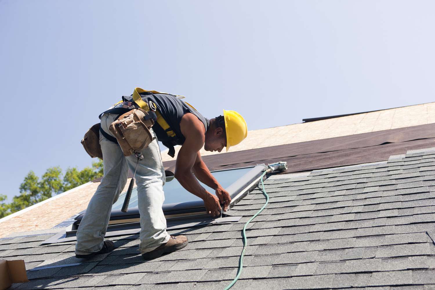 一名建筑工人正在修理屋顶。