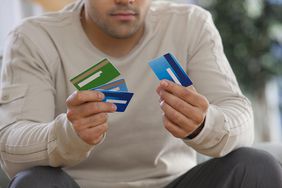 一名男子在多张信用卡中选择