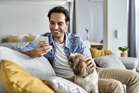 一个男人和他的狗看手机。”>
          </noscript>
         </div>
        </div>
       </div>
       <div class=