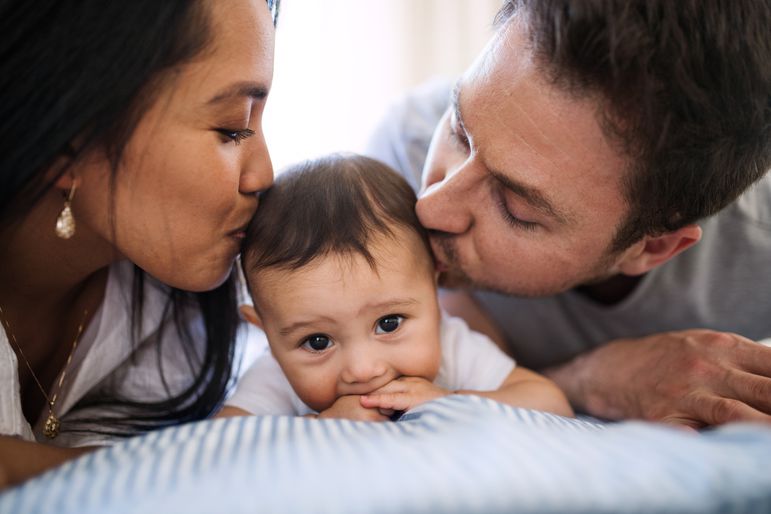 一对深情的年轻夫妇爱上了一个婴儿