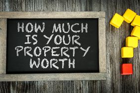 一块写着“你的房产值多少钱?”