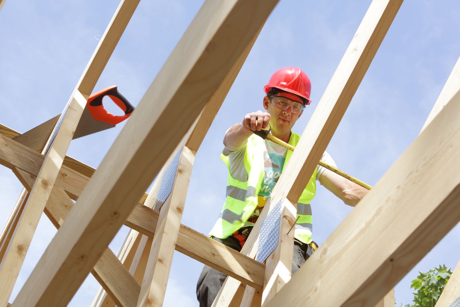 建筑工人正在建造屋顶的框架。