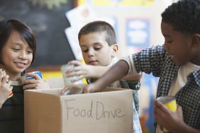 孩子们聚集在一个盒子里标为“食物驱动”