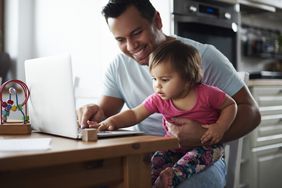 父亲和女儿在家里桌上的笔记本电脑前工作＂>
          </noscript>
         </div>
        </div>
       </div>
       <div class=