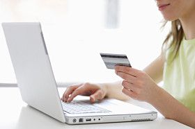 一个女人用信用卡在网上购物。