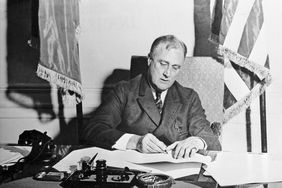 罗斯福签署了紧急银行法