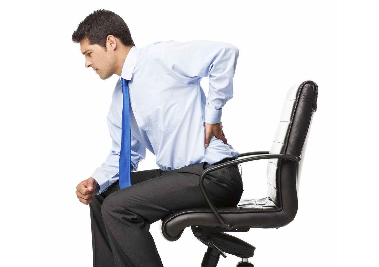 背部疼痛的男人坐在小办公椅上