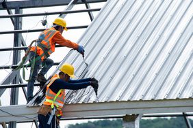 建筑工人在工地上安装新屋顶的建筑