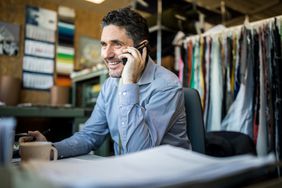 快乐成熟商人坐在他的办公桌在无绳电话。时装店老板与客户电话交谈。”>
          </noscript>
         </div>
        </div>
       </div>
       <div class=