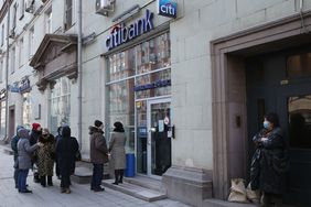在多个政府实施经济制裁后，人们在花旗银行俄罗斯分行门口排起了长队。