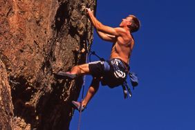 埃里克·莫兰在科罗拉多州架子路的健身房攀登阿诺德·阿诺德。
