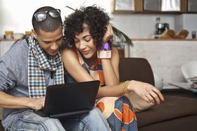 夫妻在电脑上查看财务信息