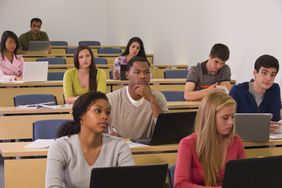 大学生们坐在讲堂的阶梯课桌前。＂>
          </noscript>
         </div>
        </div>
       </div>
       <div class=
