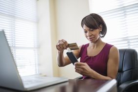 女商人用读卡器刷信用卡