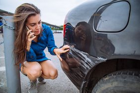 女人打电话关于损害她的车”>
          </noscript>
         </div>
        </div>
       </div>
       <div class=