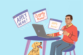 一名深色皮肤和短发的男子坐在厨房桌子前，用笔记本电脑申请工作。厨房桌子下面坐着一只狗。