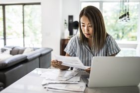 亚洲女人在电脑前结账