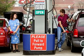 Costco客户把气体在他们的车辆”>
          </noscript>
         </div>
        </div>
       </div>
       <div class=