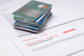 一堆信用卡，用红色标记＂width=