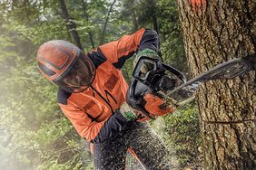男子在森林里用电锯砍树。＂>
          </noscript>
         </div>
        </div>
       </div>
       <div class=