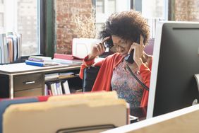 一个不开心的员工可能讨厌她的工作，在办公室电话里聊天