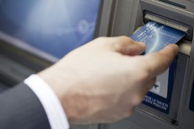 将银行卡插入自动柜员机，自动进行银行交易