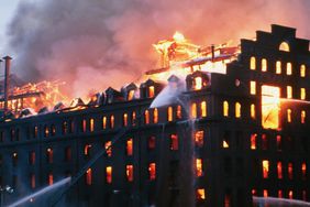 巴尔的摩的工厂在夜间燃烧