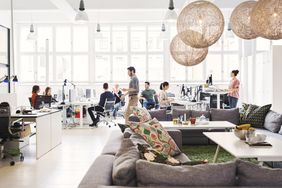 办公室员工坐在办公桌前或在一个开放式的工作空间里工作。