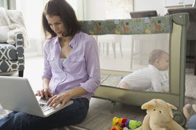 妈妈用笔记本电脑和婴儿
