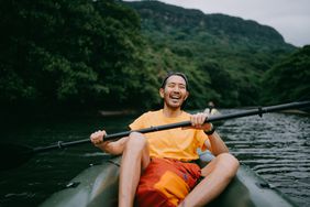 一名皮划艇爱好者享受着沿着奥里诺科河漂流的乐趣。