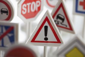 一个玩具危险标志被其他各种道路警告标志包围