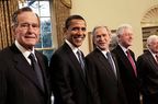 在椭圆形办公室，前总统乔治·布什。2009年1月7日，华盛顿特区，候任总统巴拉克·奥巴马，现任总统乔治·w·布什，前总统比尔·克林顿和吉米·卡特。